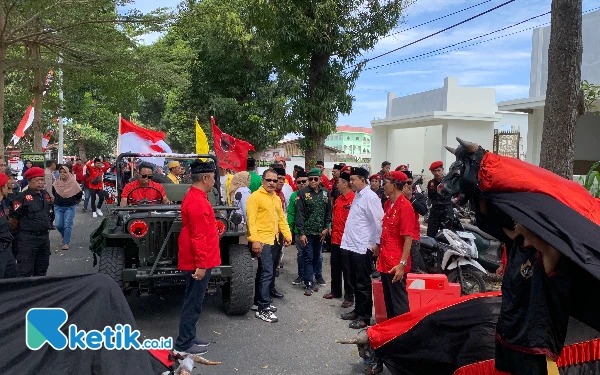 Golkar Bersama Ribuan Pendukung Lintas Partai Antar Pasangan Bambang-Bayu ke KPU Kota Blitar