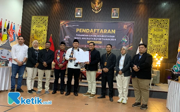 Diantar Ribuan Pendukungnya, Bambang-Bayu Resmi Daftar di KPU Kota Blitar