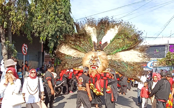 Ribuan Warga Iringi Bunda Indah-Yudha Mendaftar ke KPU Lumajang