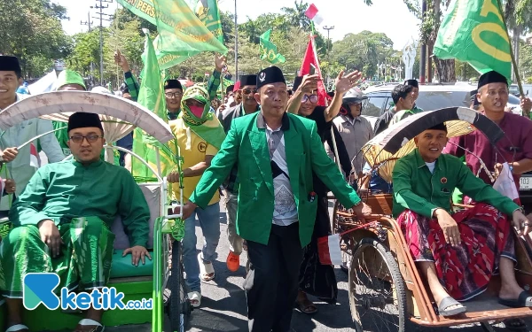 Thumbnail Pasangan Ra Baqir-Taufadi Diantar Abang Becak Daftar ke KPU Pamekasan