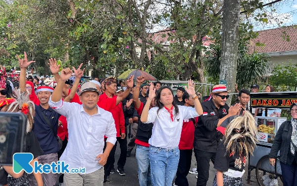 Nyentrik, Sam HC-Ganis Rumpoko Daftar Pilkada Kota Malang Diiringi Joget Bareng Bantengan