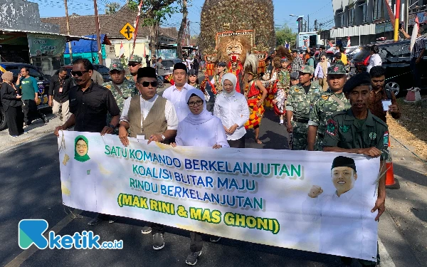 Naik Dokar, Mak Rini-Mas Ghoni Resmi Mendaftar ke KPU Kabupaten Blitar