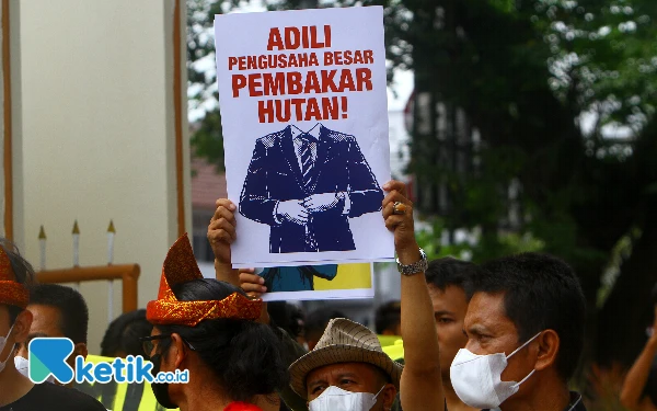 Thumbnail Gabungan koalisi masyarakat sipil dan organisasi lingkungan yang tergabung dalam Inisiasi Sumatera Selatan Penggugat Asap (ISSPA) melakukan aksi di Pengadilan Negeri, Jalan. Kapten A. Rivai, Palembang, Kamis, 29 Agustus 2024. Dalam aksi tersebut 12 warga dari Desa Bangsal, Kecamatan Pampangan, Kabupaten Ogan Kemering Ilir (OKI), Desa Lebung Itam, Kecamatan Tulung Selapan, Kabupaten Ogan Ilir (OKI) dan Kota Palembang. Gabungan koalisi ini menggugat PT. Bumi Mekar Hijau, PT. Bumi Andalas Permai, dan PT. Sebangun AndalasPermai Wood Industries ke Pengadilan Negeri dengan gugatan “Ganti Kerugian dalam Perkara Hak Linggkungan Hiduo Dengan Mekanisme Pertanggungjawaban Mutlak atau Strict Liabilty. Wahyu Rahmanto/Ketik.co.id