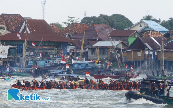 Thumbnail Peserta lomba perahu bidar tradisional dan perahu hias dalam rangka memeriahkan HUT Kemerdekaan Republik Indonesia ke-79 mewarnai Sungai Musi Palembang, Sabtu, 31 Agustus 2024.

Sebanyak 9 peserta lomba bidar dan 22 peserta perahu hias dari instansi pemerintah dan swasta menghibur ribuan warga Palembang yang memadati pinggiran sungai, Pelataran Benteng Kuto Besak, hingga ikut mengiringi perahu bidar di Sungai Musi. Wahyu Rahmanto/Ketik.co.id