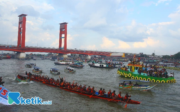 Thumbnail Peserta perahu bidar dari Kabupaten Ogan Ilir yang memenangkan peringkat 1 dalam Festival Perahu Bidar Tradisional memperingati HUT Kemerdekaan Republik Indonesia ke-79 mewarnai Sungai Musi Palembang, Sabtu, 31 Agustus 2024.

Sebanyak 9 peserta lomba bidar dan 22 peserta perahu hias dari instansi pemerintah dan swasta menghibur ribuan warga Palembang yang memadati pinggiran sungai, Pelataran Benteng Kuto Besak, hingga ikut mengiringi perahu bidar di Sungai Musi. Wahyu Rahmanto/Ketik.co.id