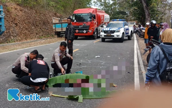 Thumbnail Berita - Main HP Saat Berkendara, Pengendara Motor di Pacitan Tewas Diserempet Truk