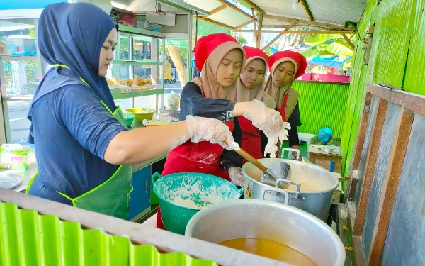 Thumbnail Serunya Siswa Double Track Tata Boga SMAN 1 Pademawu Magang di Kedai Mama Nina