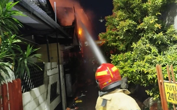 Thumbnail Berdempetan, 3 Rumah di Kupang Krajan VI Surabaya Hangus Dilalap Si Jago Merah