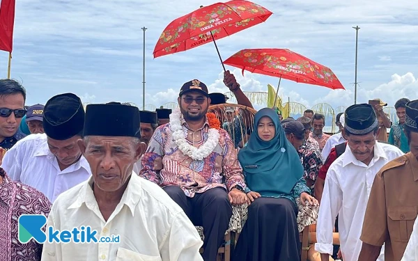 Thumbnail Bupati Bassam Kasuba Bersama Rifa'at Al-Sa'adah Disambut Bak Raja dan Ratu di Desa Pelita