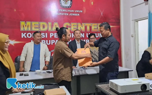 Thumbnail Berita - KPU Jember Minta Dua Bapaslon Lengkapi Persyaratan Administrasi