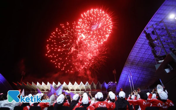 Thumbnail Para atlet menyaksikan pesta kembang api dalam Upacara Pembukaan PON XXI Aceh-Sumut 2024 di Stadion Harapan Bangsa, Kota Banda Aceh, Senin malam, 9 September 2024. (Foto: Khaesar/Ketik.co.id)