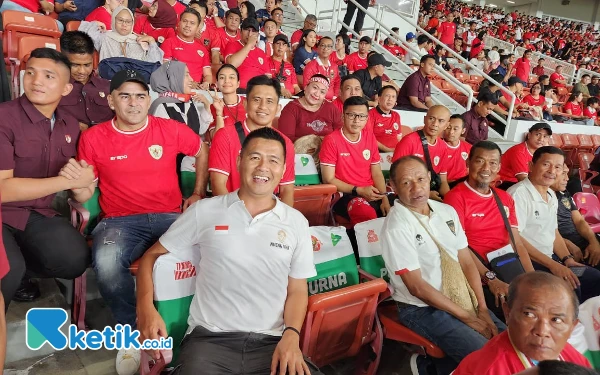 Thumbnail CEO Ketik.co.id Kiagus Firdaus (depan) berfoto bersama para legenda Timnas Indonesia di SUGBK, Selasa, 10 September 2024 (Foto: Kiagus Firdaus/Ketik.co.id)