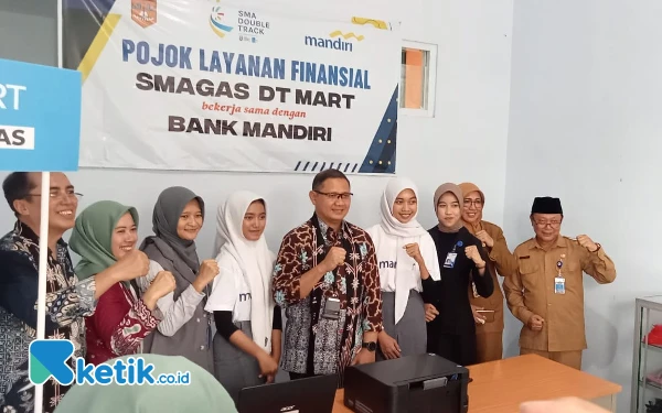 Thumbnail Resmikan Layanan Finansial DT Mart SMAN 1 Karas, Kadindik Jatim: Bisa Kurangi Transaksi Pinjol