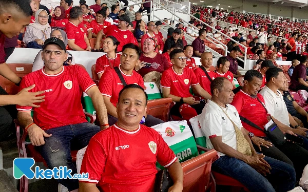 Thumbnail Berita - Loyalis Gus Fawait Dukung Langsung Timnas di Stadion GBK, Bawa Salam Cinta dari Jember