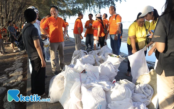 Thumbnail Berita - World Cleanup Day, Ascott Regional Bali Pungut Sampah Pantai Mertasari