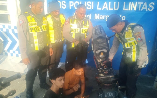 Thumbnail Diduga Pengaruh Pil Koplo, Pengendara Motor Ngebut Diamankan Polisi di Surabaya