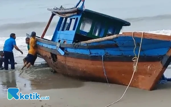 Thumbnail Dihantam Badai, KM Kaila Terdampar di Pulau Birahan di Singkil Utara