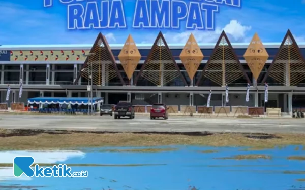 Thumbnail Berita - Bupati AFU Resmikan Terminal Penumpang Pelabuhan Kota Waisai, Raja Ampat Terus Genjot Sektor Pariwisata