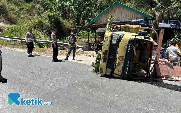 Thumbnail Telat Oper Persneling, Truk Fuso di Pacitan Terguling