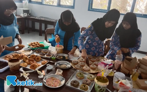 Donat Nusantara SMAN 1 Kalidawir Dongkrak Omzet dengan Varian Favorit