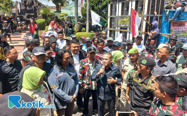 Thumbnail Berita - Massa Laskar Merah Putih Blitar Geruduk Kejari Kabupaten Blitar, Ini Persoalannya