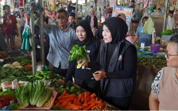 Thumbnail Berita - Calon Wali Kota Palembang Fitrianti ‘Gerebek’ Pasar Kebun Bunga, Dengarkan Keluh Kesah Pembeli