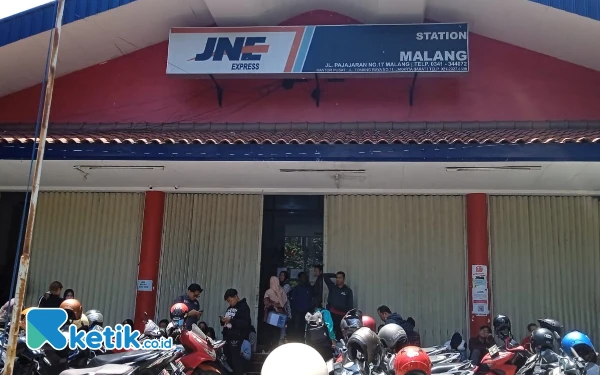 Thumbnail Berita - Paketan Tak Kunjung Diantar, Gudang JNE Pajajaran Kota Malang Digeruduk Customer