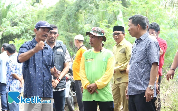 Thumbnail Berita - Petani di Abdya Curhat, Cabup Salman Alfarisi Tinjau Lahan Kebun Sawit