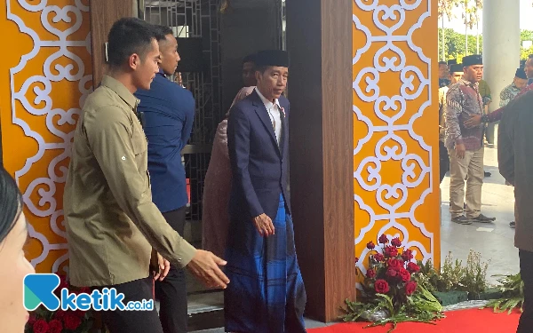 Mengenakan Sarung, Jokowi Jadi Saksi Pernikahan Putra Khofifah