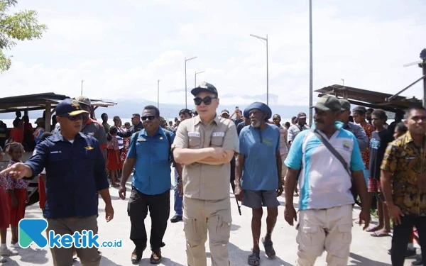 Bupati Kaimana Freddy Thie Bawa Kebahagiaan di Kampung Lobo, Bagikan Perahu Viber hingga Buku Bacaan