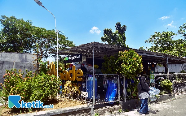 Thumbnail Suasana dari luar sekretariat Bank Sampah Muria Berseri Kudus, Jawa Tengah, pada Rabu, 18 September 2024. Bank sampah yang berdiri sejak tahun 2012 ini merupakan binaan Pegadaian Forsepsi Jateng-DIY. Berkolaborasi dengan puluhan bank sampah di Indonesia, PT Pegadaian (persero) terus berkomitmen membangun ekosistem bisnis berbasis emas, salah satunya lewat program “Memilah Sampah Menabung Emas” (MSME). (Foto: Achmad Fazeri/Ketik.co.id)