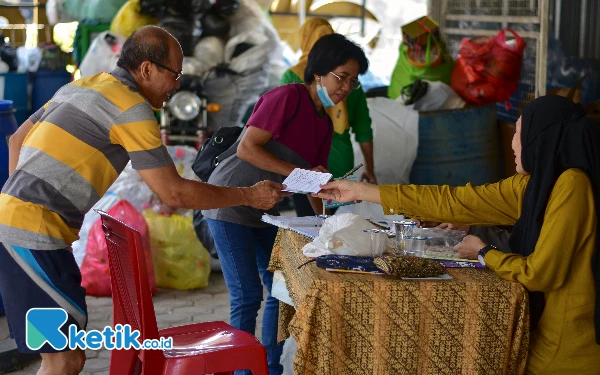 Thumbnail Program “Memilah Sampah Menabung Emas” (MSME) menyentuh seluruh lapisan masyarakat mulai dari ibu rumah tangga sampai pelajar. Kini, Bank Sampah Muria Berseri Kudus memiliki 326 nasabah yang tersebar di Kabupaten Kudus, Kabupaten Demak, serta Kabupaten Jepara. (Foto: Achmad Fazeri/Ketik.co.id)