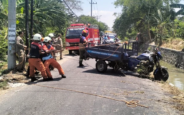 Thumbnail Tak Bisa Kendalikan, Motor Dorkas Tercebur ke Sungai Gunung Anyar Timur