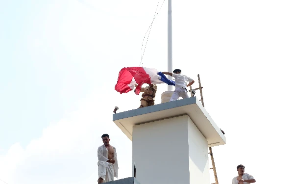 Thumbnail Berita - Mengenang Kejadian Perobekan Bendera, Pemkot Surabaya Gelar Aksi Teatrikal di Hotel Majapahit