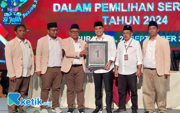 Thumbnail Pilkada Surabaya 2024: Eri Cahyadi dan Armuji Dapat Nomor Urut Satu