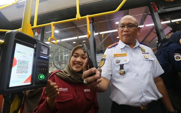 Thumbnail Berita - Pemkot Surabaya Tambah Armada Bus Listrik untuk Urai Kemacetan