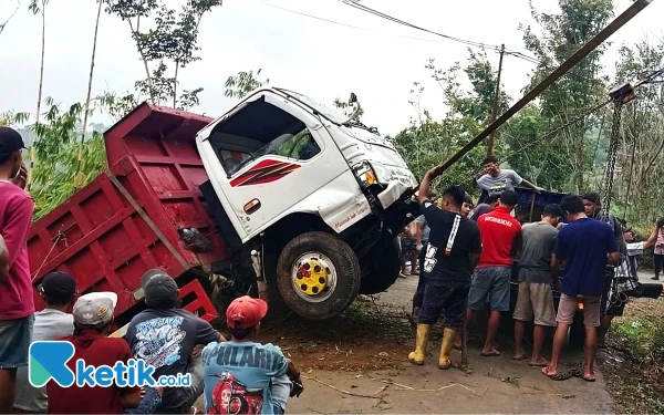 Thumbnail Damtruk Terguling ke Jurang Pacitan Akhirnya Berhasil Dievakuasi