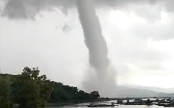 Thumbnail Angin Puting Beliung dan Hujan Es Berpotensi Terjadi di Jawa Timur