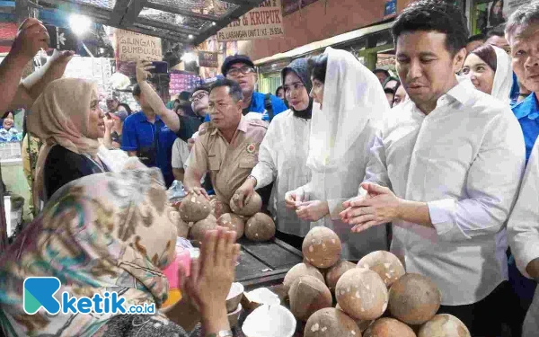 Thumbnail Ditemani Cawabup Mimik, Emil Dardak Blusukan ke Pasar Larangan Sidoarjo