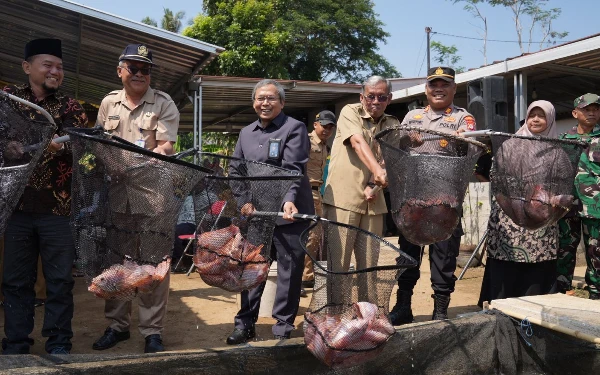 Thumbnail Berita - Populerkan Teknologi Sibudidikucir, Pjs Bupati Sleman Panen Budidaya Ikan Air Tawar