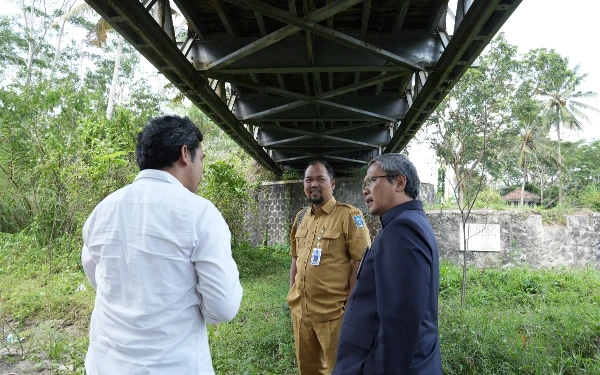 Thumbnail Berita - Tinjau Jembatan Rusak Bersama Akademisi UGM, Begini Harapan Pjs Bupati Sleman