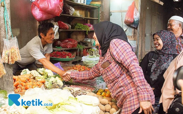 Thumbnail Berita - Blusukan ke Pasar Tradisional Nganjuk, Cabup Bunda Ita Beri Janji ke Pedagang