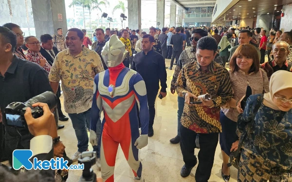 Thumbnail Berita - Ultraman Ditolak Masuk Gedung DPR, Jamaludin Malik Terpaksa Pakai Setelan Jas Hitam