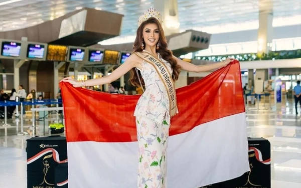 Thumbnail Sebelum take off ke Kamboja, Miss Grand Indonesia 2024, Nova Liana membentangkan kain bendera merah-putih (03/10/2024) (Foto: Instagram @valdeznova)