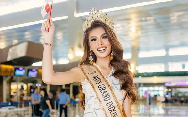 Thumbnail Potret Nova Liana sebagai Miss Grand Indonesia 2024 yang memegang bendera merah-putih di bandara Soekarno-Hatta (03/10/2024) (Foto: Instagram @valdeznova)