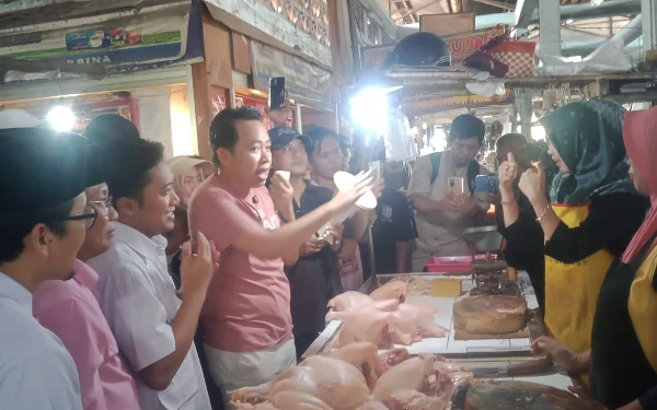 Thumbnail Berita - Cabup Gus Fawait Jumpai Pedagang Pasar Tanjung, Janji Turunkan Retribusi Hingga Bangun Musala