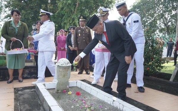 Kenang Jasa Pahlawan di HUT Ke-79 TNI, Pjs Bupati Asahan Tabur Bunga di TMP Kisaran