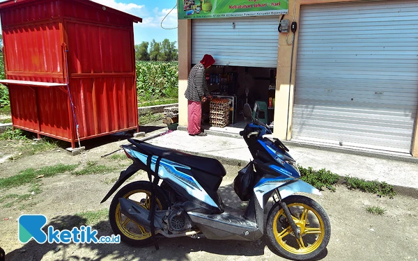 Thumbnail Seorang pekerja, Yanti, mengantar telur ayam ke sebuah toko sembako yang baru hendak buka di Kabupaten Bojonegoro, Jawa Timur, Minggu, 29 September 2024. Konsumsi listrik program EA PLN juga mengalami peningkatan, dimana pada akhir tahun 2023, konsumsi listrik mencapai lebih dari 5,12 Tera Watt hour (TWh) atau meningkat sekitar 9 persen dibanding akhir tahun 2022 sebesar 4,66 TWh. (Foto: Achmad Fazeri/Ketik.co.id)