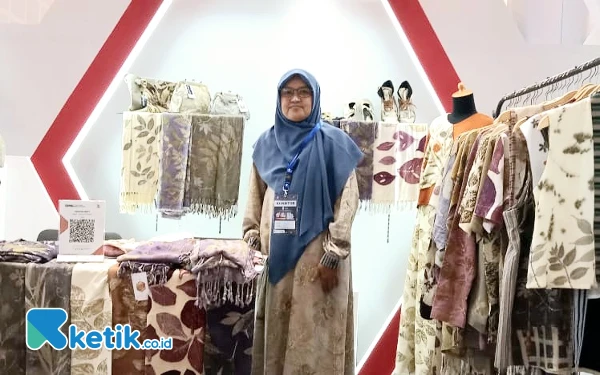 Thumbnail Berita - Indahnya Batik Ecoprint Kinayar Craft di Jatim Fest 2024 yang Tembus Pasar Ekspor