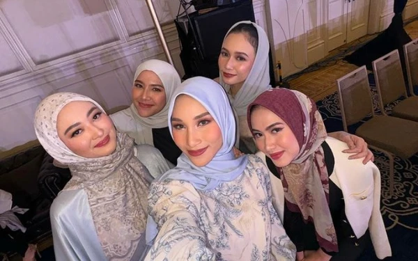 Thumbnail Berita - [Berita Foto] Tampil Cantik Berhijab, Puteri Indonesia Semarakkan Khadija Festival 2024